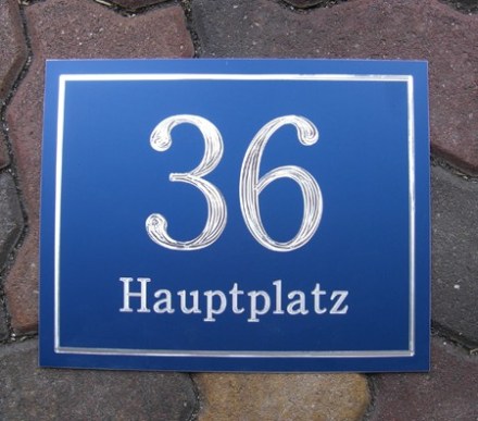 Aluminium Hausnummer blau Schrift 7 Century silber