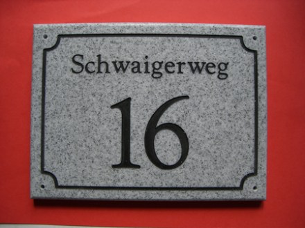 Hausnummer mit Gravur. Tiefgravur