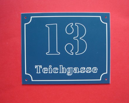 Kunststoff Hausnummer blau Schrift 18 Stencil Zierrand 1
