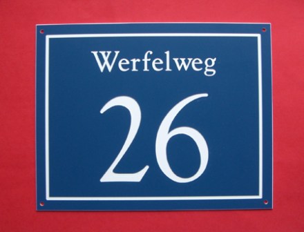 Kunststoff Hausnummer blau Schrift 3 Goudy tiefgraviert Zierrand 3