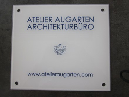 Plexiglas Firmenschild weiß Gravur blau hinterlegt