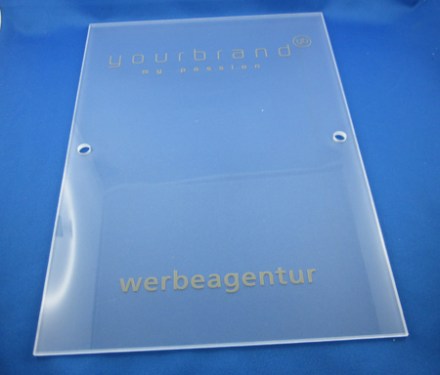 Plexiglas Schild wird von der Rückseite tiefgraviert.