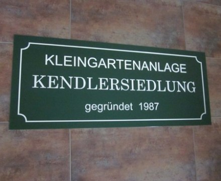 Firmen Schild Aluminium grün mit silber Tiefgravur Zierrand Nr. 1