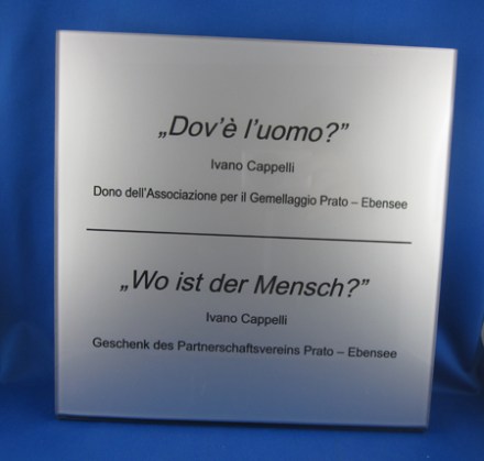 Plexiglas Schild wird von der Rückseite tiefgraviert.