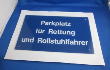 Hinweisschild Plexiglas blau Gravur weiß